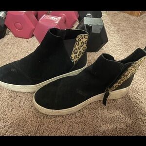 TOMS zip up sneaker/boots. Size 8.